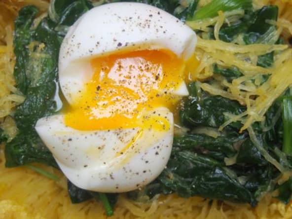 Courge spaghetti aux épinards et à l’œuf mollet