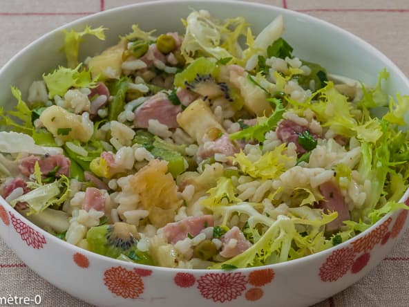Salade de riz au jambon, kiwi, ananas et petits pois