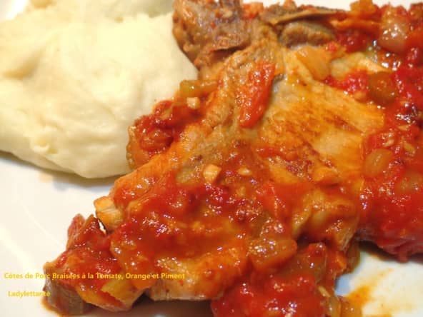 Côtes de porc braisées à la tomate, orange et piment