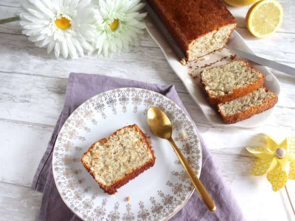 Cake moelleux au citron, graines de chia et cardamome