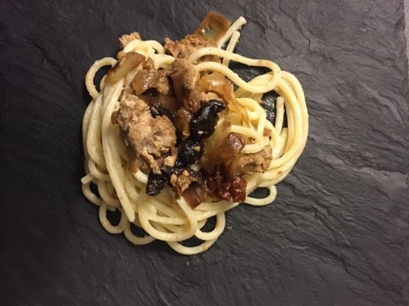 Spaghetti au thon et oignons caramélisés