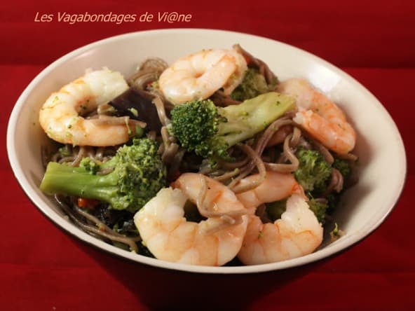 Nouilles soba aux crevettes et brocolis