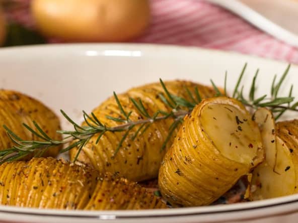 Pommes de terre hasselback ou pommes de terre rôties à la suédoise