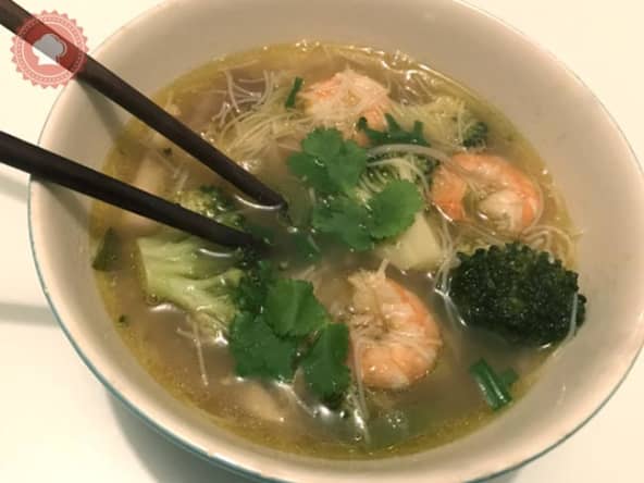 Bouillon thaï crevettes vermicelles et légumes