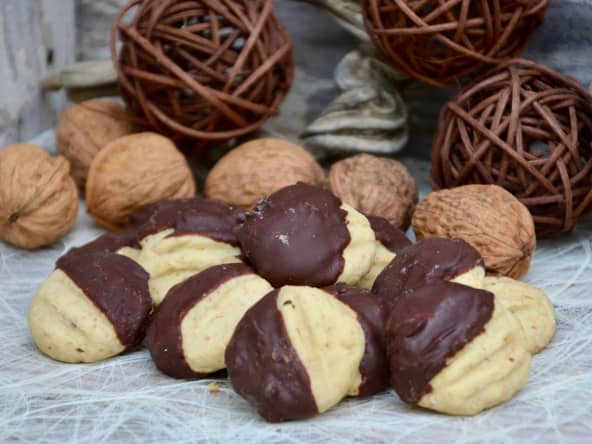 Sablés en forme de pattes de chat aux noix et au chocolat