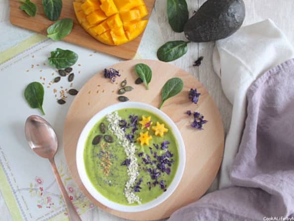 Green smoothie bowl avocat mangue