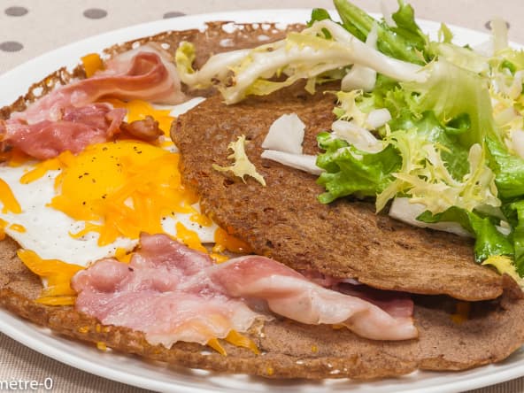 Galette bretonne poitrine fumée, oeuf et mimolette