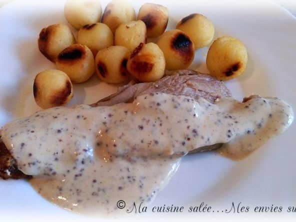 Cuisse de dinde avec sa sauce au lait et à la moutarde à l'ancienne