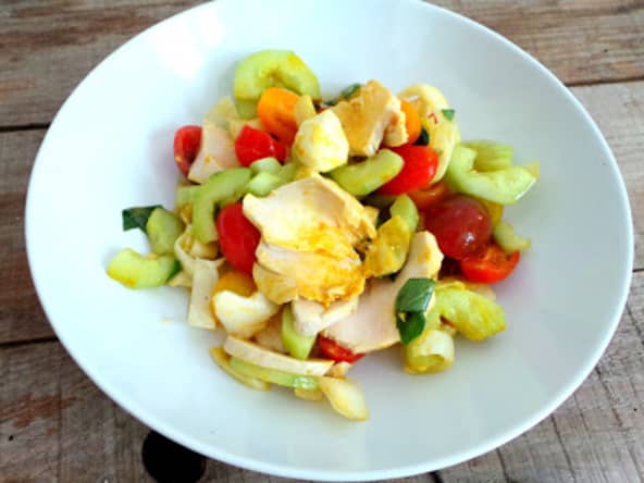Salade gourmande poulet, tomates, concombres, endives, mozzarella et curry