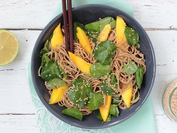 Nouilles soba au cresson et à la mangue avec une touche de citron vert