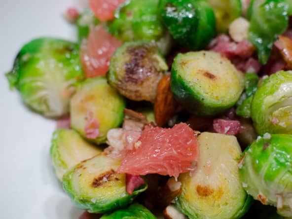 Salade de choux de Bruxelles, aux lardons, aux amandes et au pamplemousse