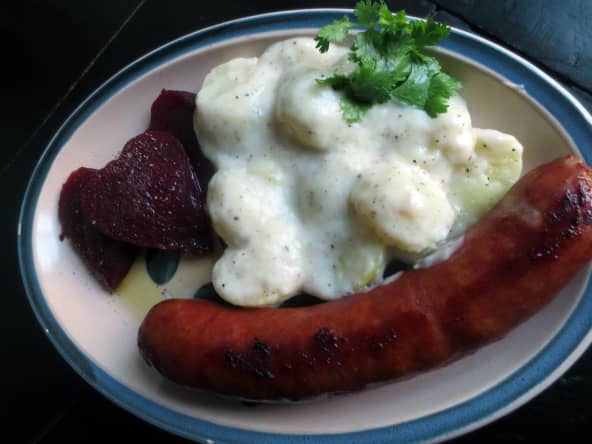 Dillstuvad potatis, saucisse Isterband accompagnées de pommes de terre à la sauce blanche