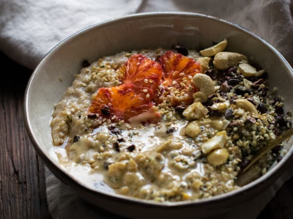 Porridge maison aux agrumes, tahini et graines de sésame
