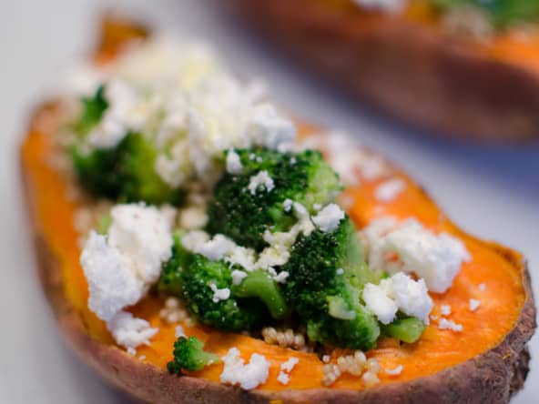 Patate douce farcie à la feta, au quinoa et au brocoli