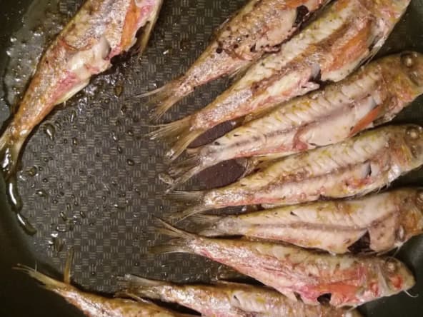 Rougets de Méditerranée poêlés à la purée d’olive