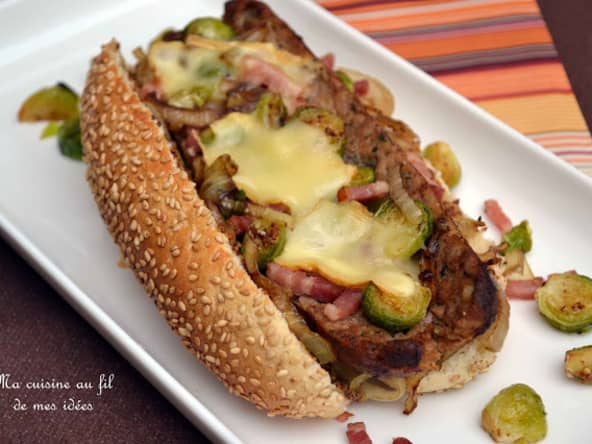 Hot-dog pain-saucisse aux choux de Bruxelles avec lardons et fromage de Herve