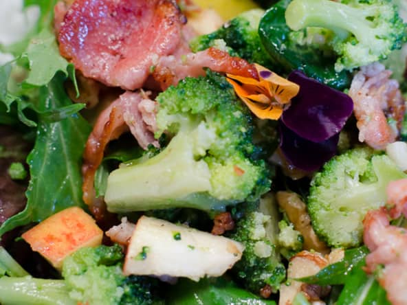 Salade de brocoli, au bacon, à la pomme et aux noix