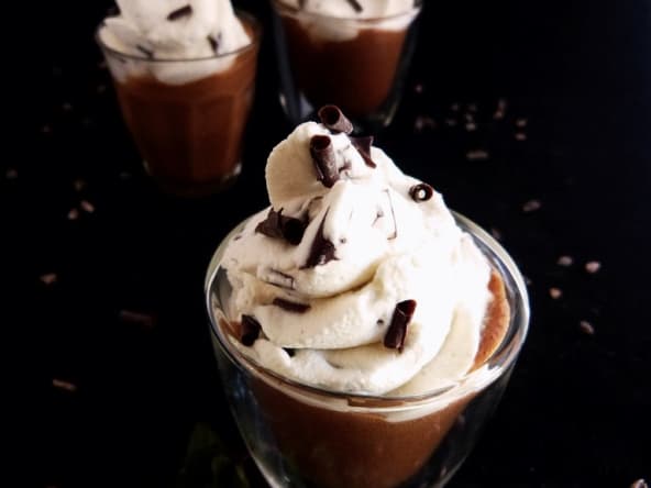 Mousse au chocolat praliné, soupçon de rhum arrangé et sa chantilly straccietella