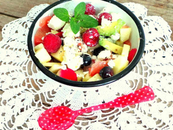 Salade printanière radis, pomelos, avocats, feta et pommes