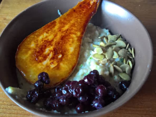 Porridge à la courgette poire caramélisée et myrtilles