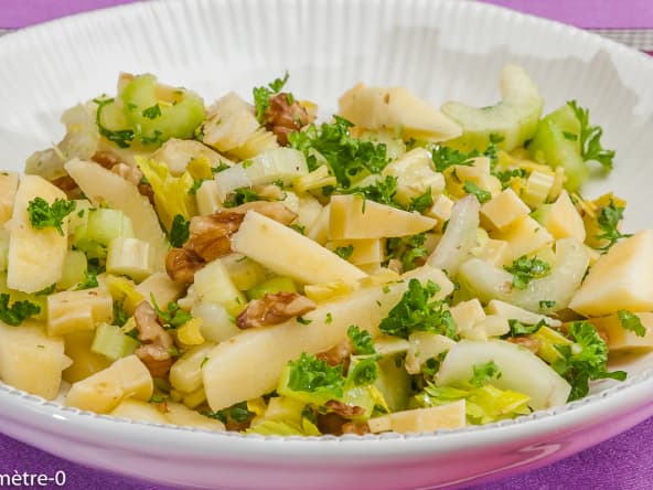 Salade composée au céleri, aux noix et comté
