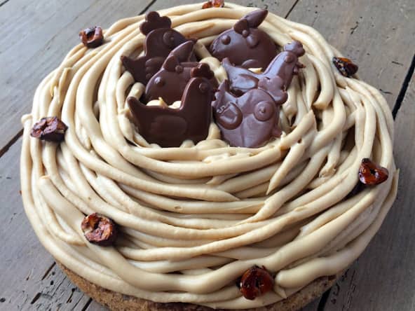 Nid de Pâques noisette, praliné et  chocolat blond