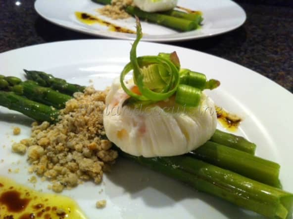 Asperges vertes, oeuf mollet et crumble au roquefort