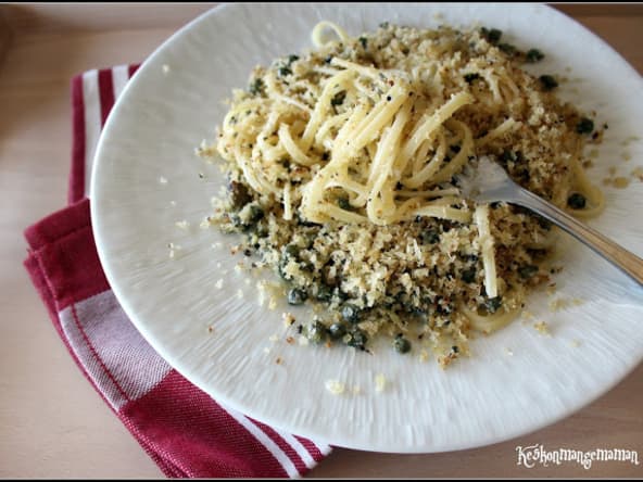 Pâtes à la chapelure à l'ail et aux câpres (spaghetti con la molica di pane )