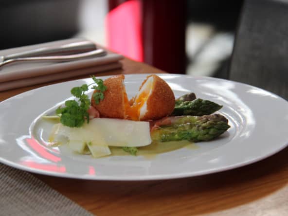 oeuf croustillant aux deux asperges