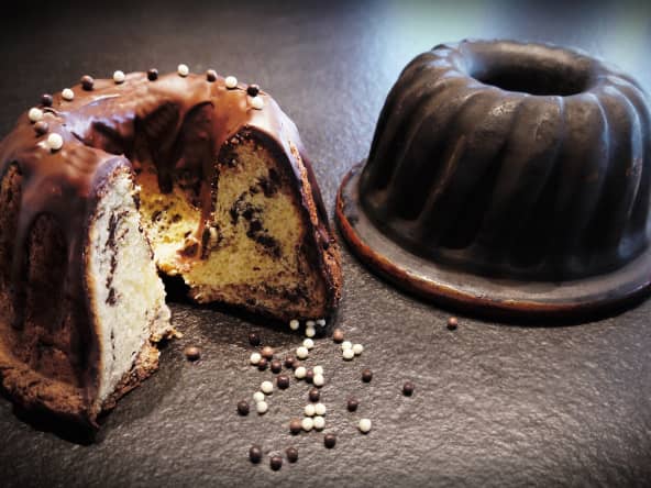 Kougelhopf ou kouglof aux pépites et glaçage chocolat