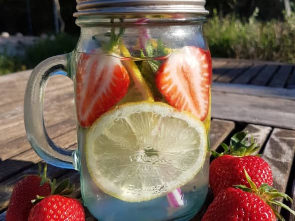 Eau détox aux fraises, citron et menthe