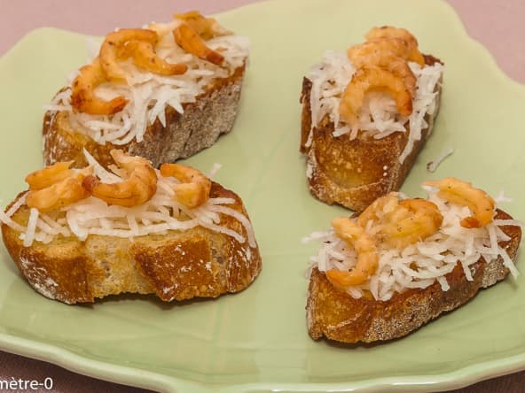 Toast de radis noir aux crevettes grises