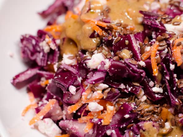 Salade de chou rouge, aux carottes et à la feta