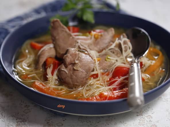Aiguillettes de canard aux épices au bouillon aux vermicelles