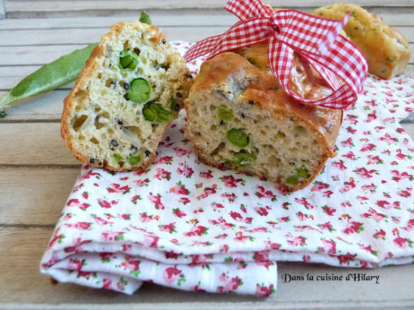 Petits cakes salés printaniers aux petits pois, fromage de chèvre et sésame noir