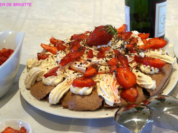 Pavlova au chocolat et aux fraises, un dessert aussi beau que bon 