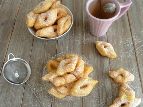 Les bugnes moelleuses de Mardi gras (beignets)