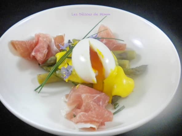 Oeuf mollet sur asperges vertes, jambon de Parme et sauce hollandaise ultra-simple