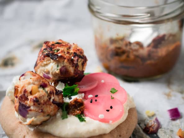 Boulettes de poulet au citron confit et pitas à la farine de seigle