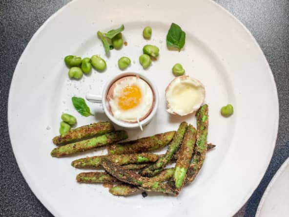 Œufs à la coque et mouillettes d'asperges vertes