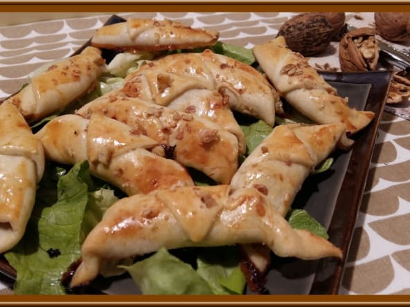 Mini croissants gorgonzola et noix pour l'apéritif