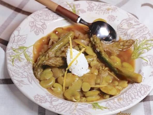 Soupe de printemps aux fèves asperges vertes et quenelles de chèvre