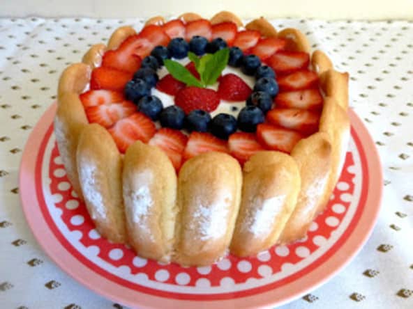 Charlotte aux fraises et aux myrtilles