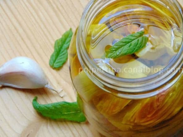 Bocaux d'artichauts marinés à l'huile d'olive à servir comme antipasto