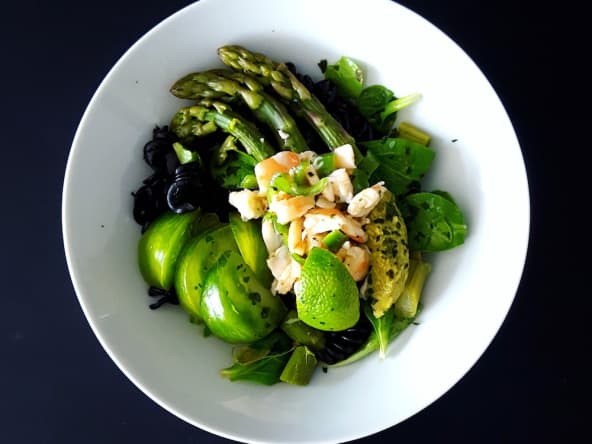 Salade de pâtes printanière (asperges, avocat, tomates...) et ceviche de crevettes