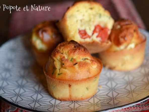 Muffins salés à la feta, tomates cerise et ail des champs