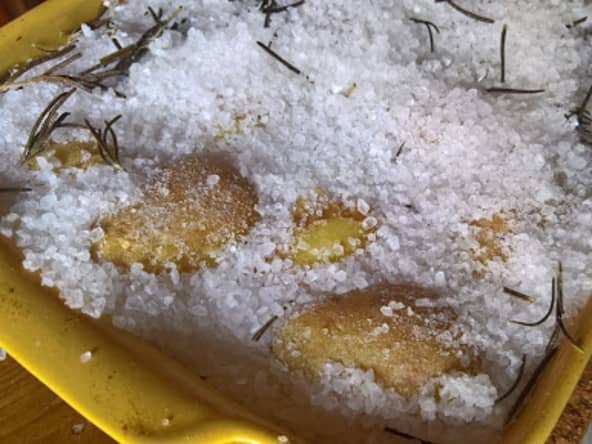 Pomme de terre moelleuses en croûte de sel