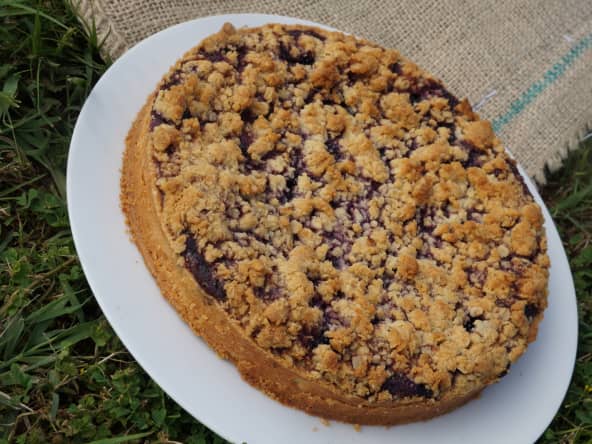 Crumble pie aux myrtilles, mûres et lavande, un dessert savoureux et original