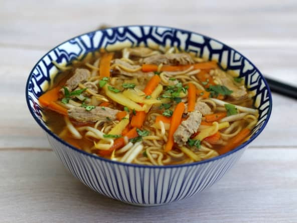 Bouillon asiatique réconfortant au veau, nouilles et légumes