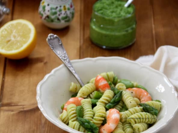 Salade légère de pâtes, asperges, fèves et crevettes
